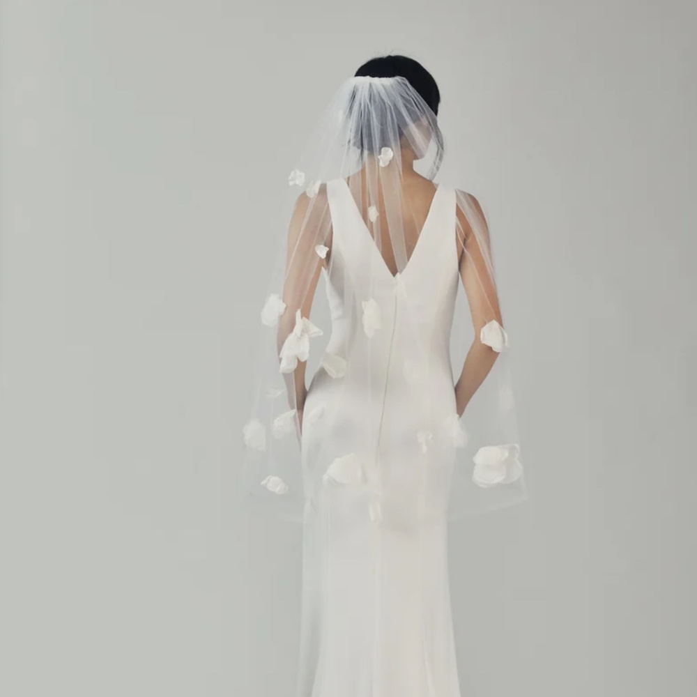 AMSALE Elbow length veil with petals